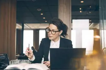 Vrouwenaccountant bij haar bureau