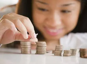 Adolescente apilando monedas