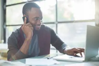 Homme d'affaires parlant au téléphone portable