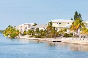 Rantahuviloita yhdellä Florida Keysin saarella Yhdysvalloissa