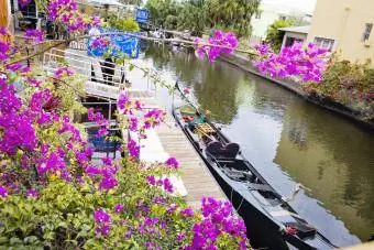 Kanala demirlemiş bir teknenin yüksek açılı görüntüsü, Fort Lauderdale, Florida, ABD