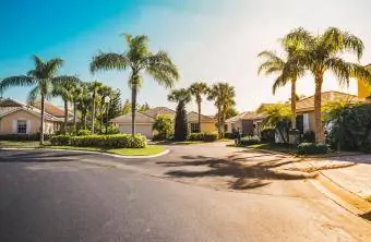 Casas comunitarias cerradas con palmeras, sur de Florida