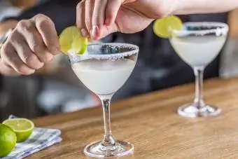 Koktail Virgin Margarita dengan jeruk nipis