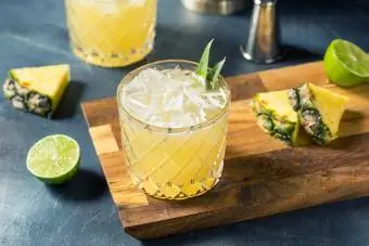 Cocktail sans alcool à la margarita et à l'ananas