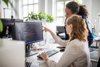 Bilgisayar programlamayla çalışan iki kadın iş arkadaşı