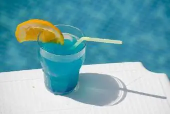 Curaçao bleu sur table contre piscine