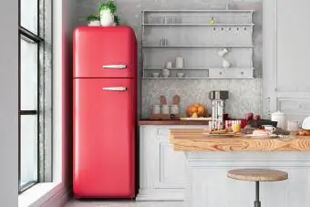 Bēniņu virtuves dizains ar sarkanu vintage ledusskapi