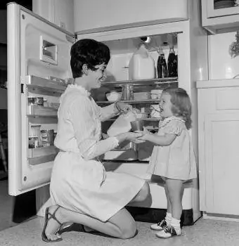 Anne ve kızı buzdolabında - Getty Editoryal Kullanım