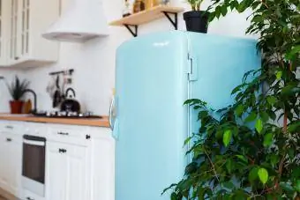 Mavi modern retro buzdolabı ile beyaz dokulu renklerde mutfak iç
