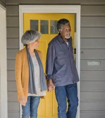 Vyresnioji pora išeina iš namų ir uždaro duris