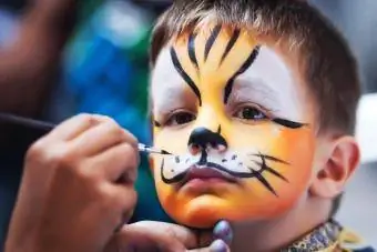 dječak dok je bio maskiran u tigra