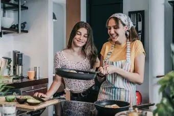 Kız arkadaşlar birlikte sağlıklı öğle yemeği hazırlıyor