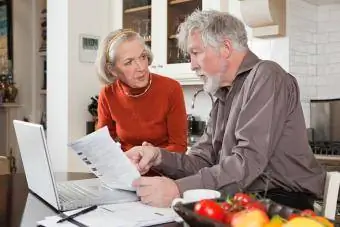 pareja mayor, trabajando, en, finanzas