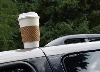 כוס על גבי המכונית