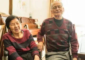 זוג קשישים יפני מאושר