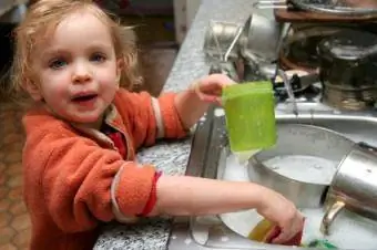 ילד שוטף כלים
