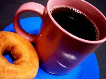 Kaffe og doughnut.
