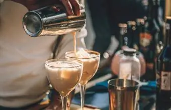 Barman bereidt Irish Cream Likeur-cocktail voor
