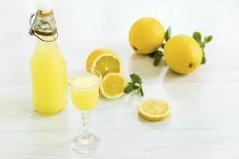 Limoncello buatan sendiri