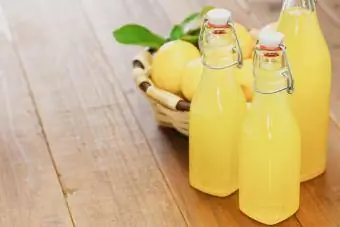 Limoncello buatan sendiri