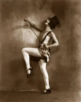 Danseuse de claquettes avec chapeau haut de forme