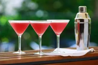 Grenadine thiab Gin Breezy Cocktails
