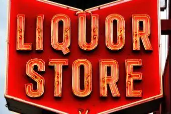Neonski napis v trgovini z alkoholnimi pijačami