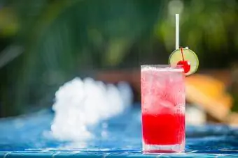 Cocktail de vară cu cireșe