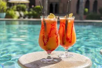 Cocktails fruités flottant sur la piscine