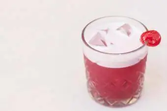 Pink cocktail med kirsebær, i et gammeldags glas