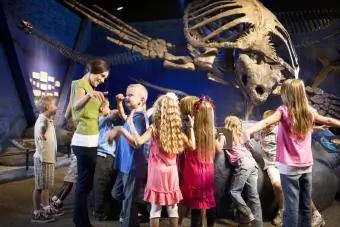 Manggagawa sa museo na may mga bata sa Natural History Museum