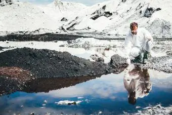 Cientista Ambiental examinando a água