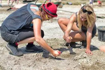 İki genç paleontolog sahada