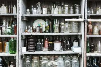 Exhibició d'ampolles antigues en una botiga d'antiguitats