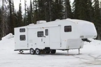Acampamento em trailer de inverno