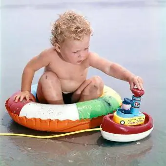 Bateau jouet de plage à chambre à air pour bébé des années 1960