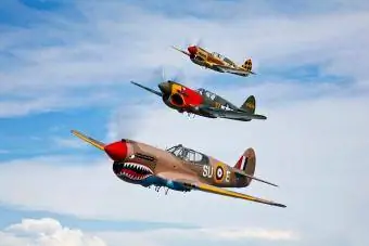 En grupp P-40 Warhawks flyger i formation
