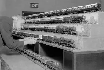 Лондонгийн Вестминстер дэх Хааны цэцэрлэгжүүлэлтийн танхимд үзүүлсэн загвар төмөр замууд - Getty редакцийн хэрэглээ