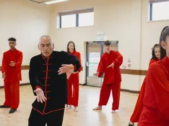 njerëzit që praktikojnë teknikat qigong