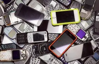 куча старых сотовых телефонов, подлежащих переработке