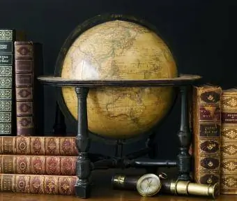 Ouderwetse globe en boeken op tafel