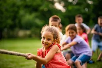 bambini che giocano al tiro alla fune