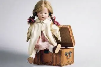 vintage oyuncak vapur bagajındaki bebek