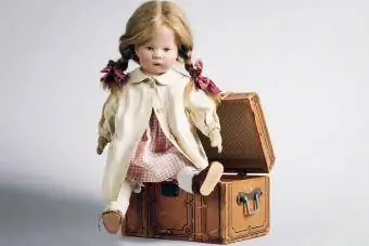 manika sa vintage toy steamer trunk