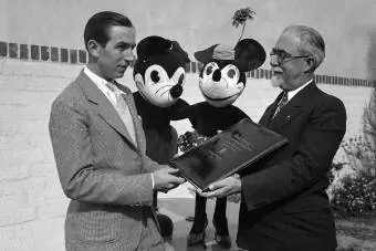 Mickey y Minnie Mouse viendo cómo su creador recibe su diploma