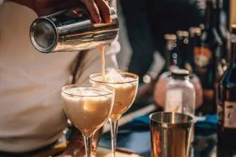 Koktel pelayan bar dengan shaker