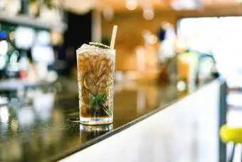 Cocktail op de toonbank van een bar