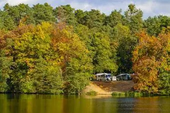 Camping-uri la lac - Getty Editorial Use