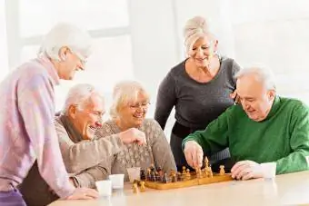 Starší lidé hrají šachy