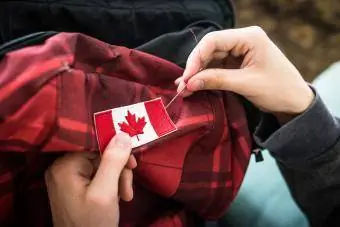 Cosint una bandera canadenca a una motxilla